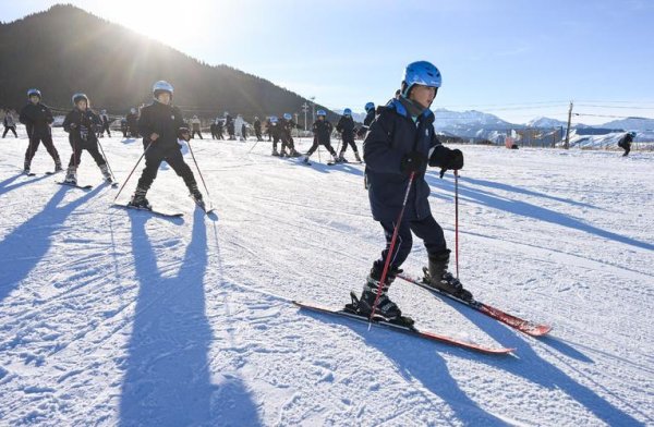 c7娱乐官方入口 新疆校园体育课“移师”滑雪场