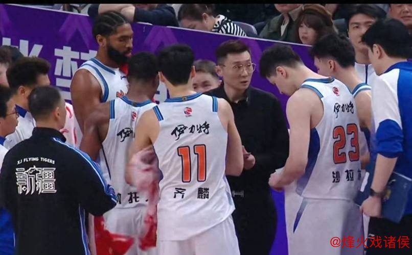 新疆男篮主场对阵青岛外援强势来袭,刘炜凭借内线优势与团队防守打破对手连胜步伐,依靠经验与主场之力带领球队逆转获胜 新疆男篮主场对阵青岛外援强势来袭,刘炜凭借内线优势与团队防守打破对手连胜步伐,依靠经验与主场之力带领球队逆转获胜