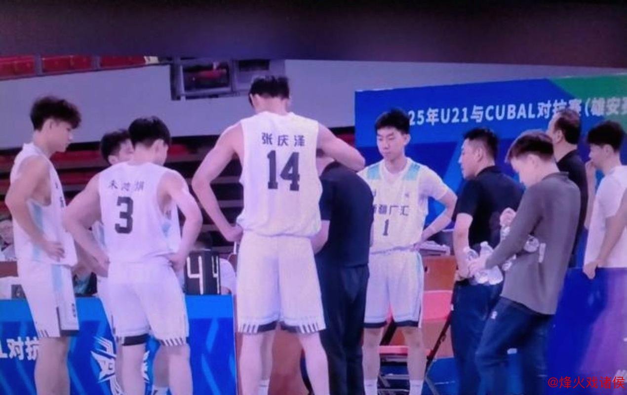 新疆男篮主场对阵青岛外援强势来袭,刘炜凭借内线优势与团队防守打破对手连胜步伐,依靠经验与主场之力带领球队逆转获胜 新疆男篮主场对阵青岛外援强势来袭,刘炜凭借内线优势与团队防守打破对手连胜步伐,依靠经验与主场之力带领球队逆转获胜