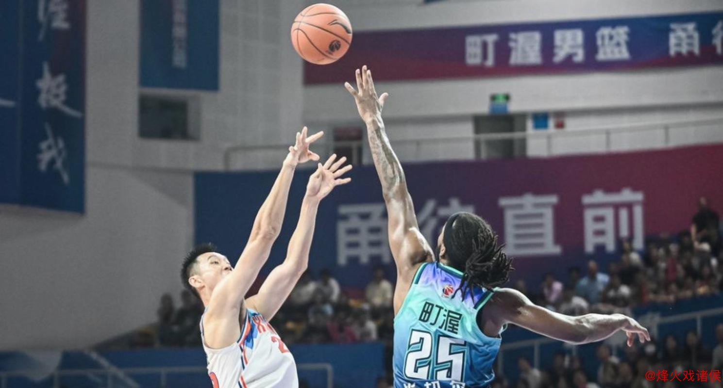 新疆男篮主场对阵青岛外援强势来袭,刘炜凭借内线优势与团队防守打破对手连胜步伐,依靠经验与主场之力带领球队逆转获胜 新疆男篮主场对阵青岛外援强势来袭,刘炜凭借内线优势与团队防守打破对手连胜步伐,依靠经验与主场之力带领球队逆转获胜