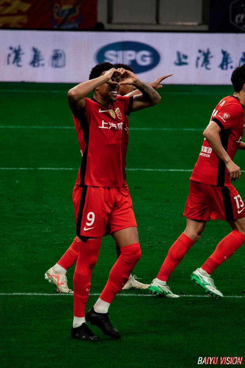 上港放走古斯塔沃，中超各队哄抢，或加盟重庆