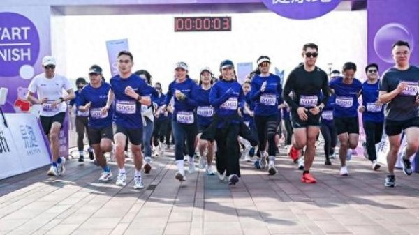 C7娱乐官方网站 数百名跑者穿梭于浦东新区现代化的天际线下，“好好呼吸” 健康跑落幕