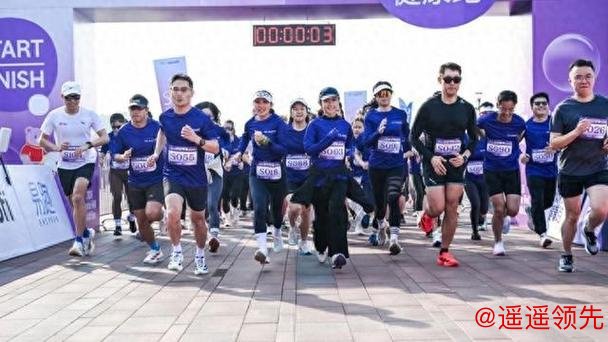 数百名跑者穿梭于浦东新区现代化的天际线下,“好好呼吸” 健康跑落幕 数百名跑者穿梭于浦东新区现代化的天际线下,“好好呼吸” 健康跑落幕
